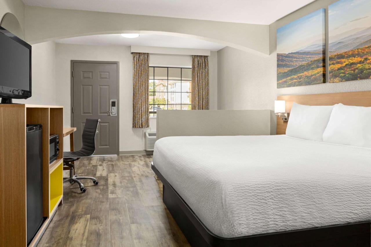 King Room- Non-Smoking at Days Inn by Wyndham Fulton