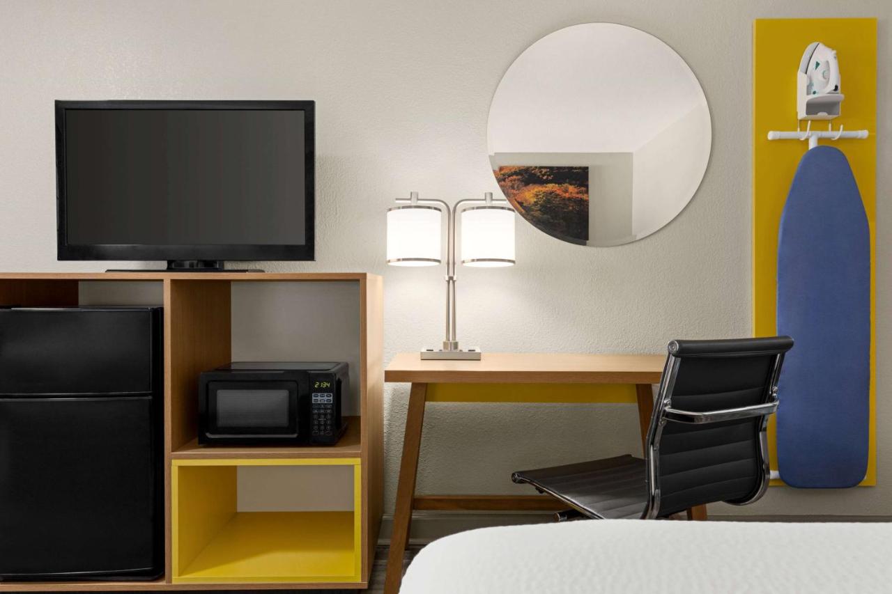 King Room with Mobility Access - Non- Smoking at Days Inn by Wyndham Fulton