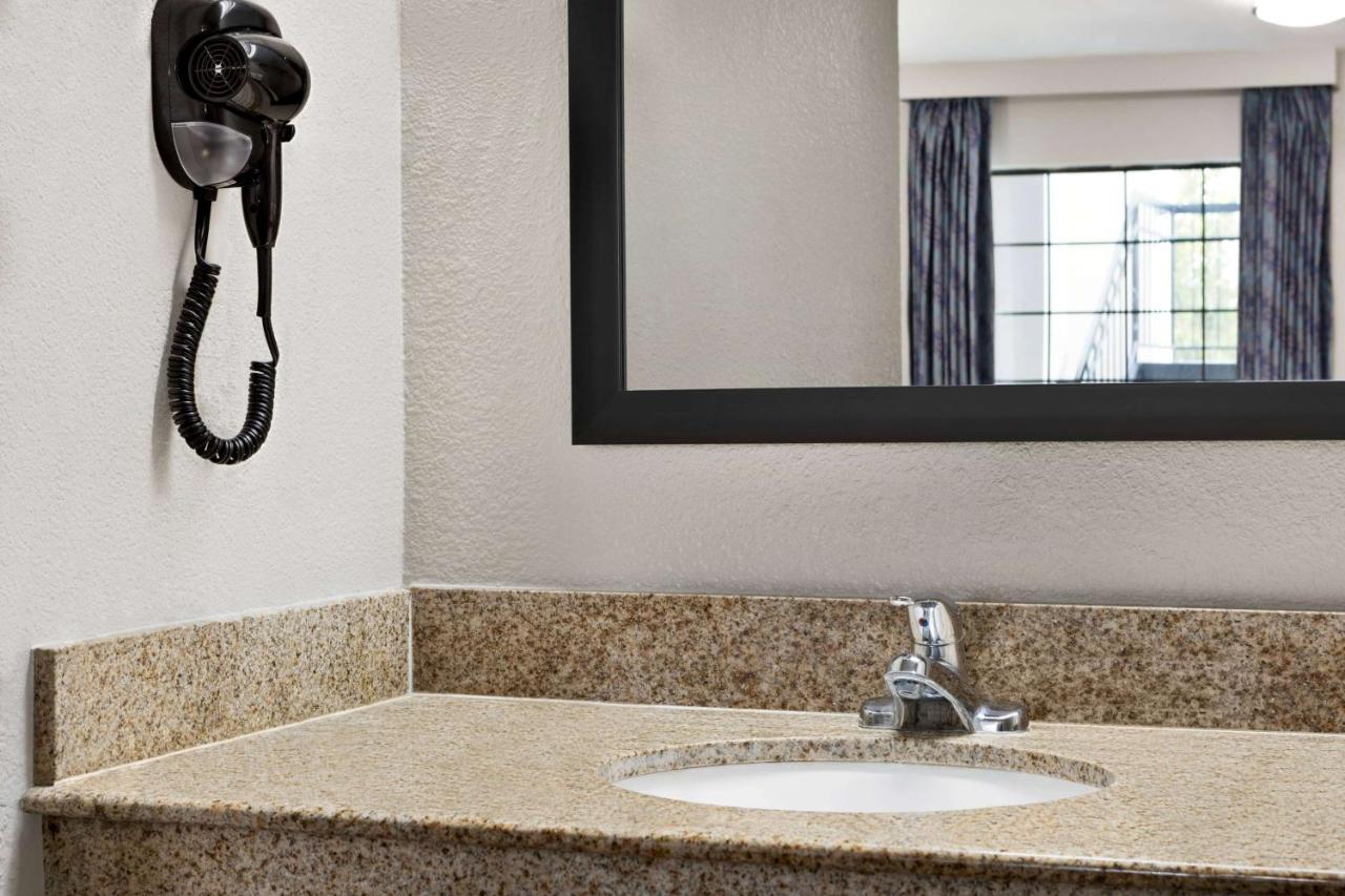 King Room with Mobility Access - Non- Smoking at Days Inn by Wyndham Fulton