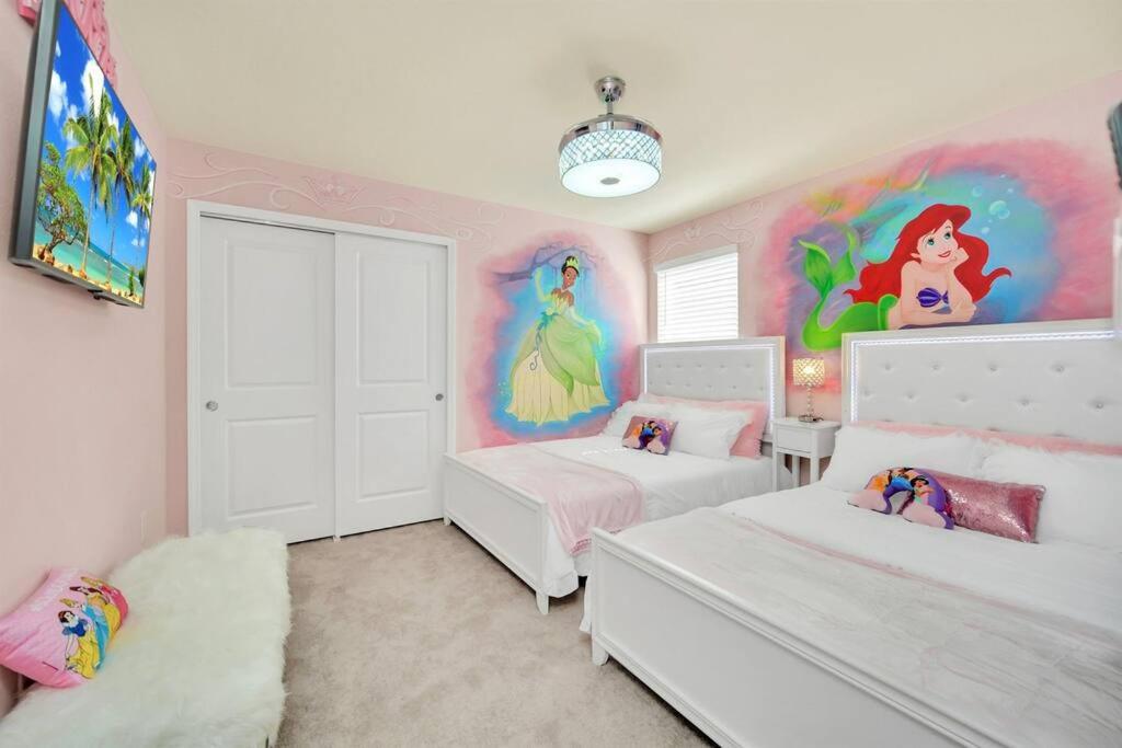 | °o° Huge Villa °o° Theme Rooms, Games, Theater, Pool, Gated Community
