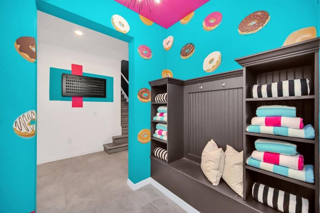 | °o° Huge Villa °o° Theme Rooms, Games, Theater, Pool, Gated Community