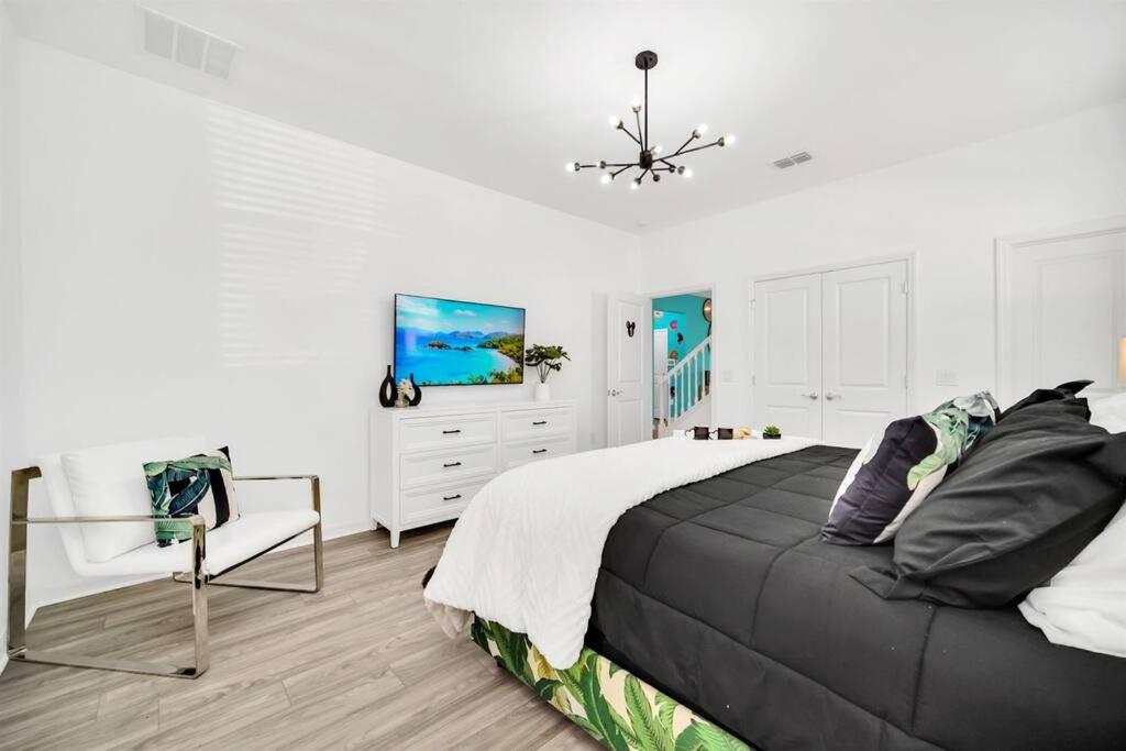 | °o° Huge Villa °o° Theme Rooms, Games, Theater, Pool, Gated Community