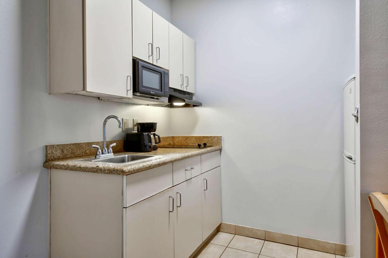 Deluxe Queen Room - Non-Smoking at Oyo Townhouse Sulphur,LA Extended Stay I-10