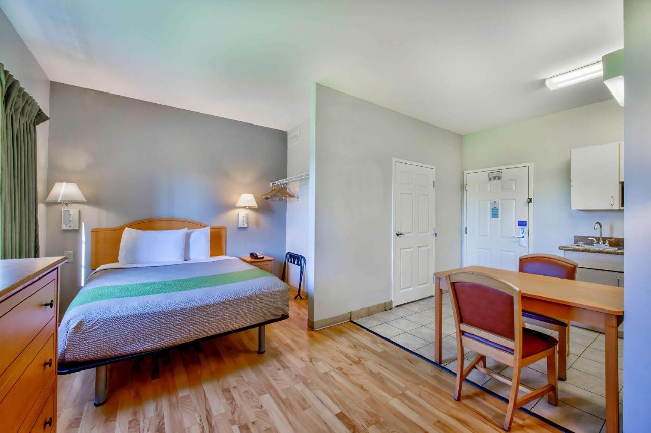 Deluxe Queen Room - Non-Smoking at Oyo Townhouse Sulphur,LA Extended Stay I-10