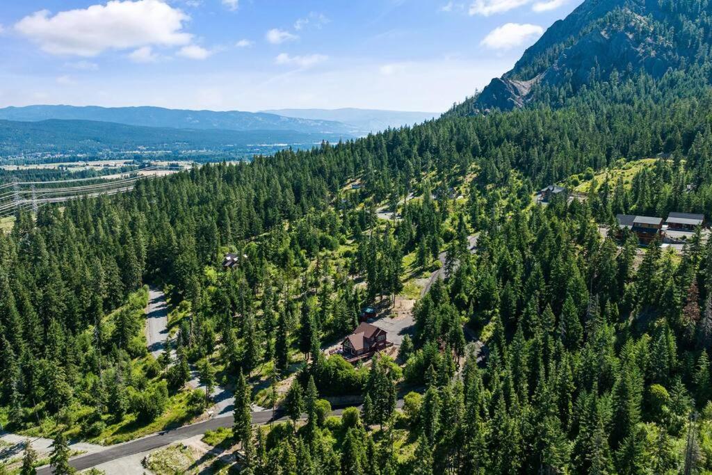 | Tillman Lodge- New luxury cabin W/hot tub & A/C
