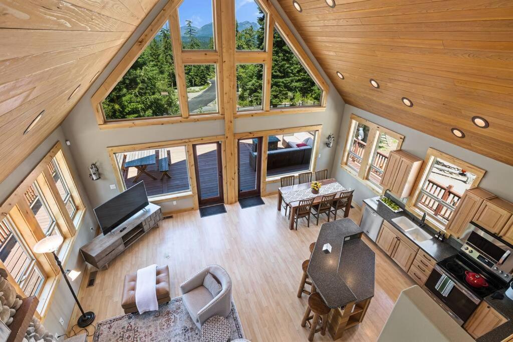 | Tillman Lodge- New luxury cabin W/hot tub & A/C