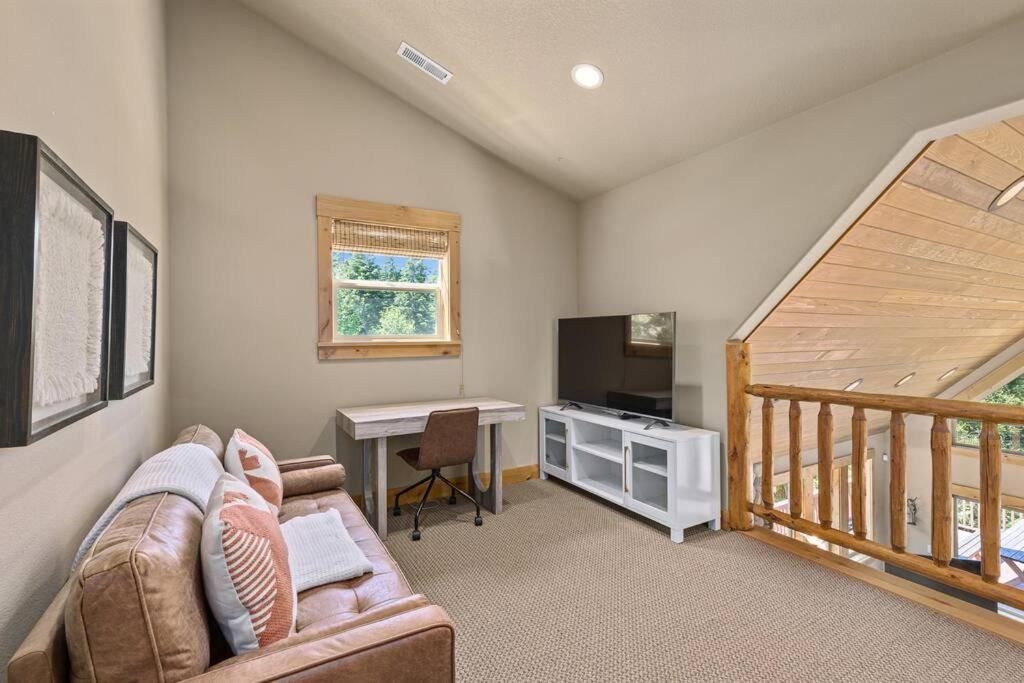 | Tillman Lodge- New luxury cabin W/hot tub & A/C