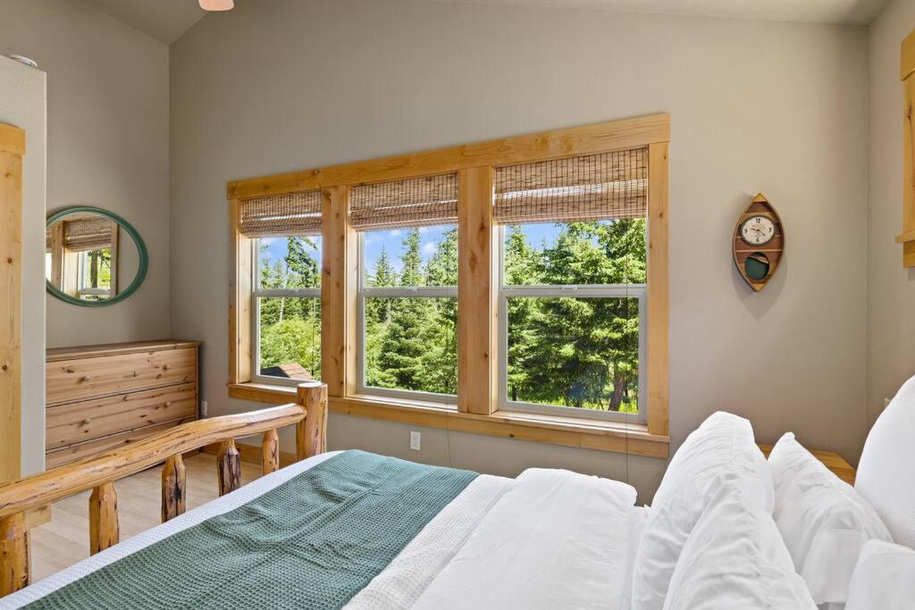 | Tillman Lodge- New luxury cabin W/hot tub & A/C
