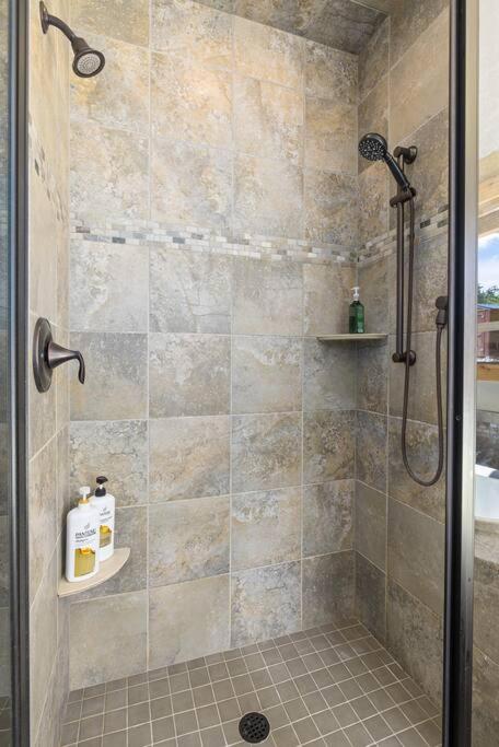 | Tillman Lodge- New luxury cabin W/hot tub & A/C