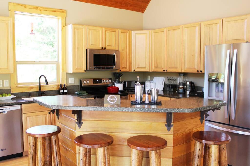 | Tillman Lodge- New luxury cabin W/hot tub & A/C