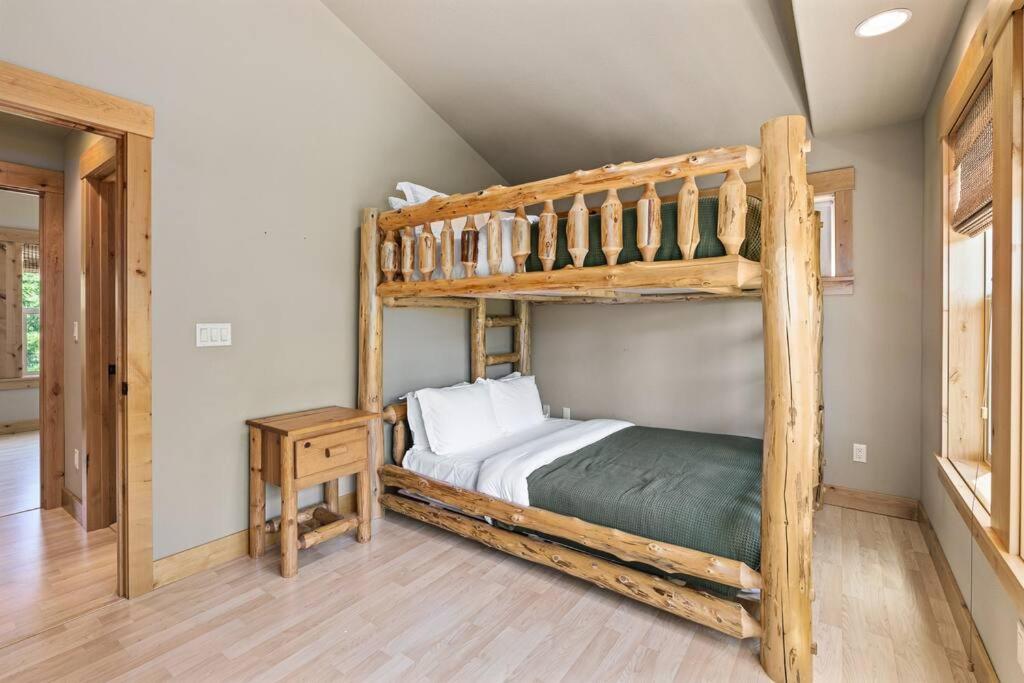| Tillman Lodge- New luxury cabin W/hot tub & A/C