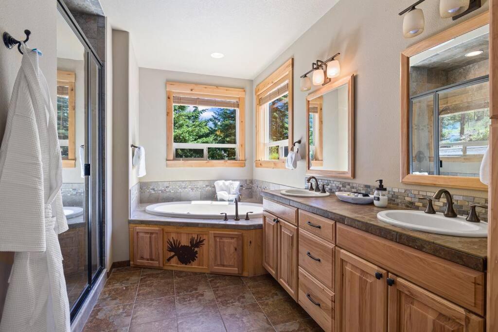 | Tillman Lodge- New luxury cabin W/hot tub & A/C