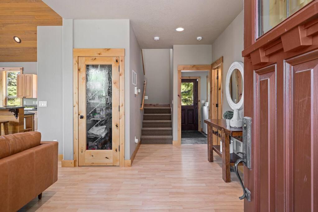 | Tillman Lodge- New luxury cabin W/hot tub & A/C