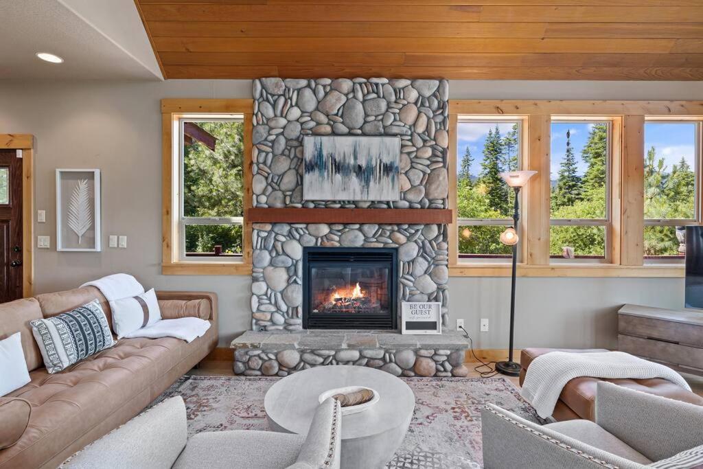 | Tillman Lodge- New luxury cabin W/hot tub & A/C