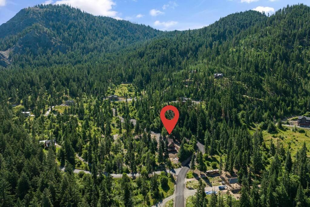 | Tillman Lodge- New luxury cabin W/hot tub & A/C