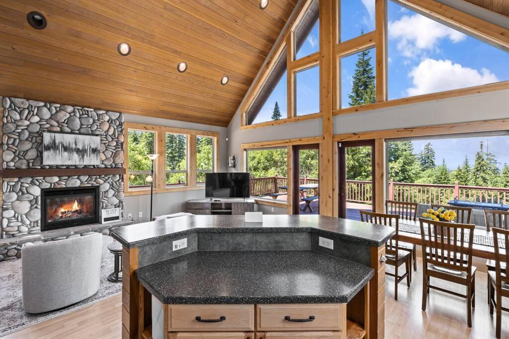 | Tillman Lodge- New luxury cabin W/hot tub & A/C