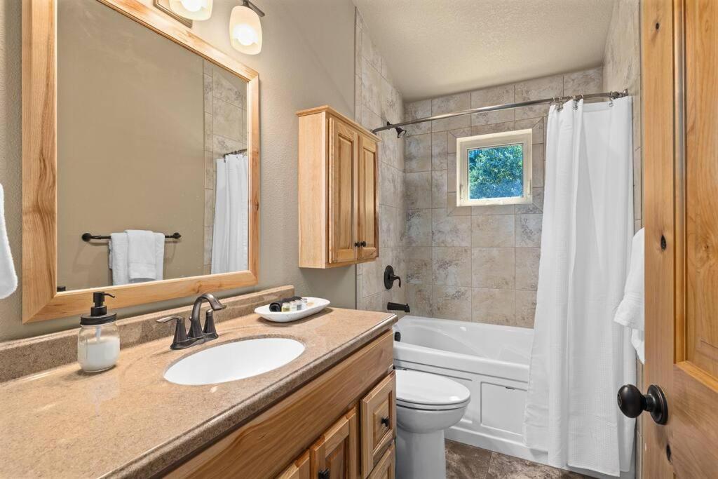 | Tillman Lodge- New luxury cabin W/hot tub & A/C