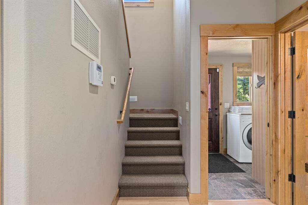 | Tillman Lodge- New luxury cabin W/hot tub & A/C