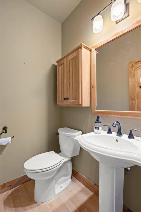 | Tillman Lodge- New luxury cabin W/hot tub & A/C