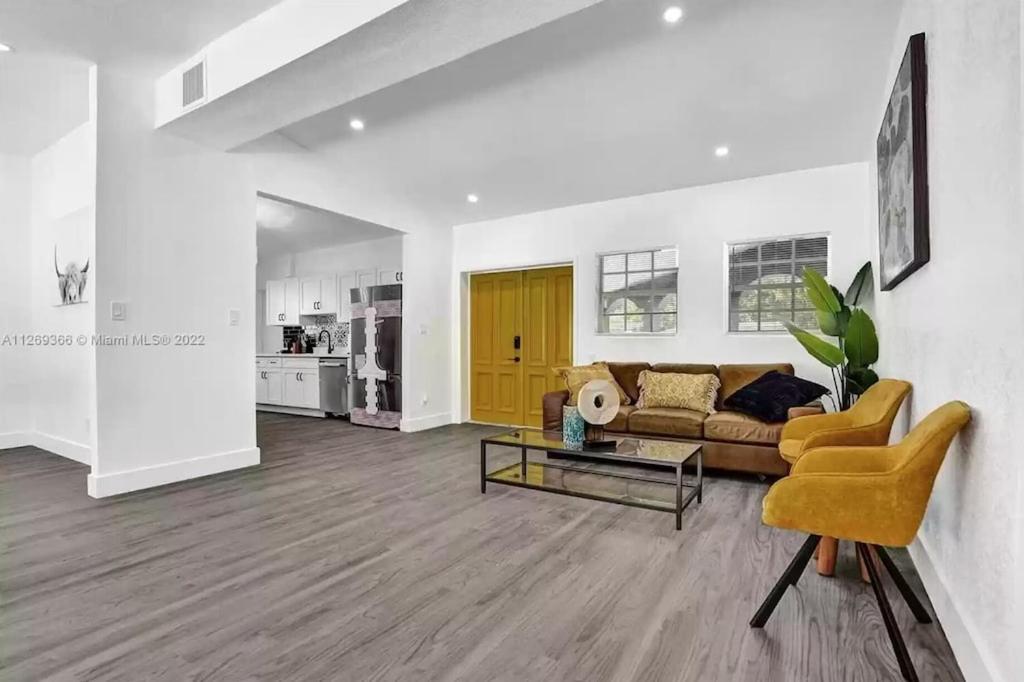 | Luxury Pool Villa // 5BD 4BA