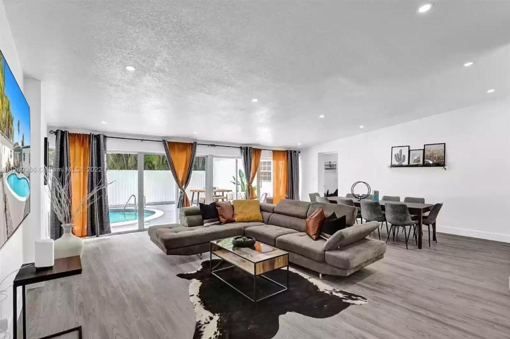 | Luxury Pool Villa // 5BD 4BA