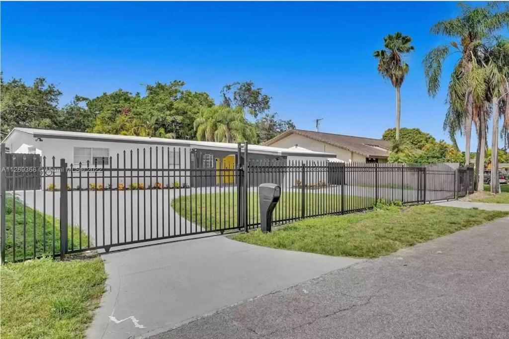 | Luxury Pool Villa // 5BD 4BA