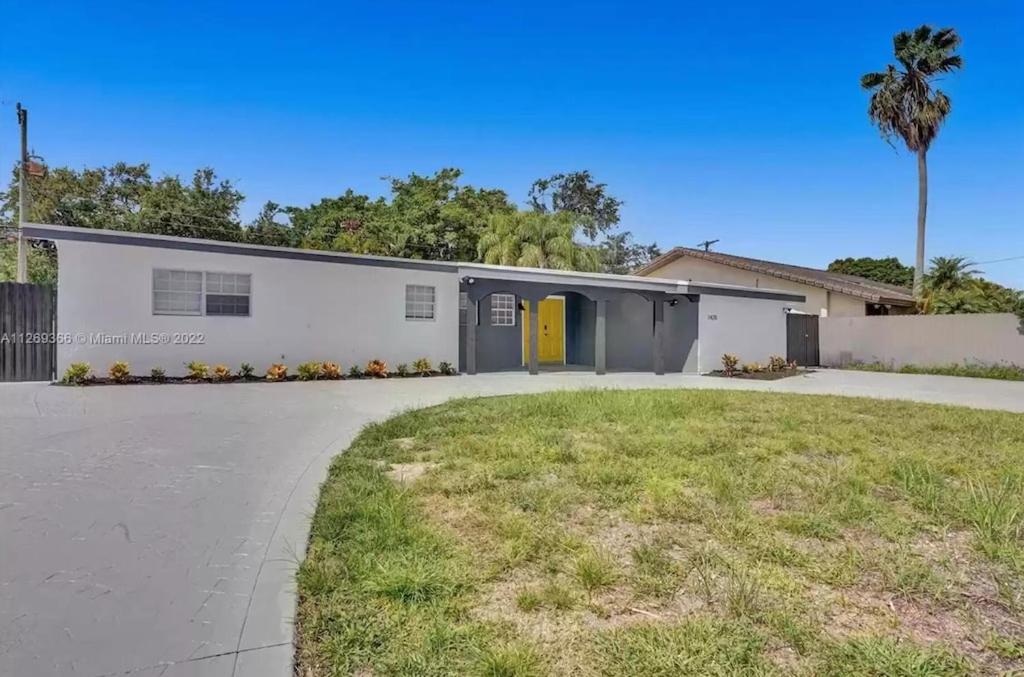 | Luxury Pool Villa // 5BD 4BA