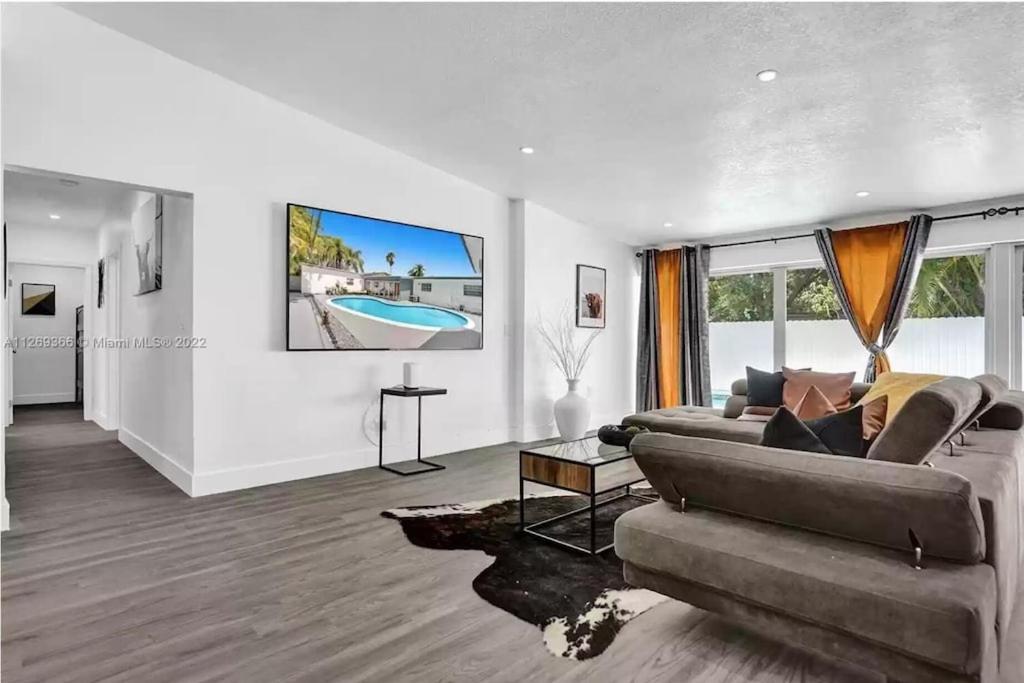 | Luxury Pool Villa // 5BD 4BA