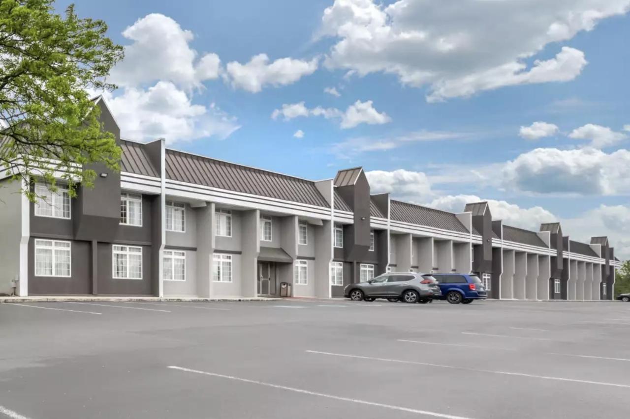 | Charming Rooms with Bath, NEW CUMBERLAND - SK