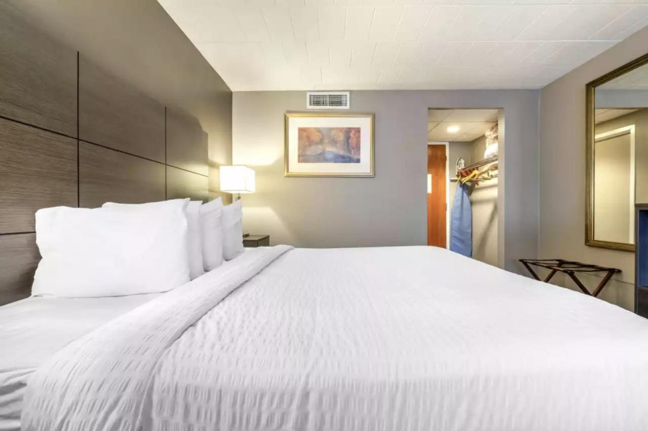 | Charming Rooms with Bath, NEW CUMBERLAND - SK