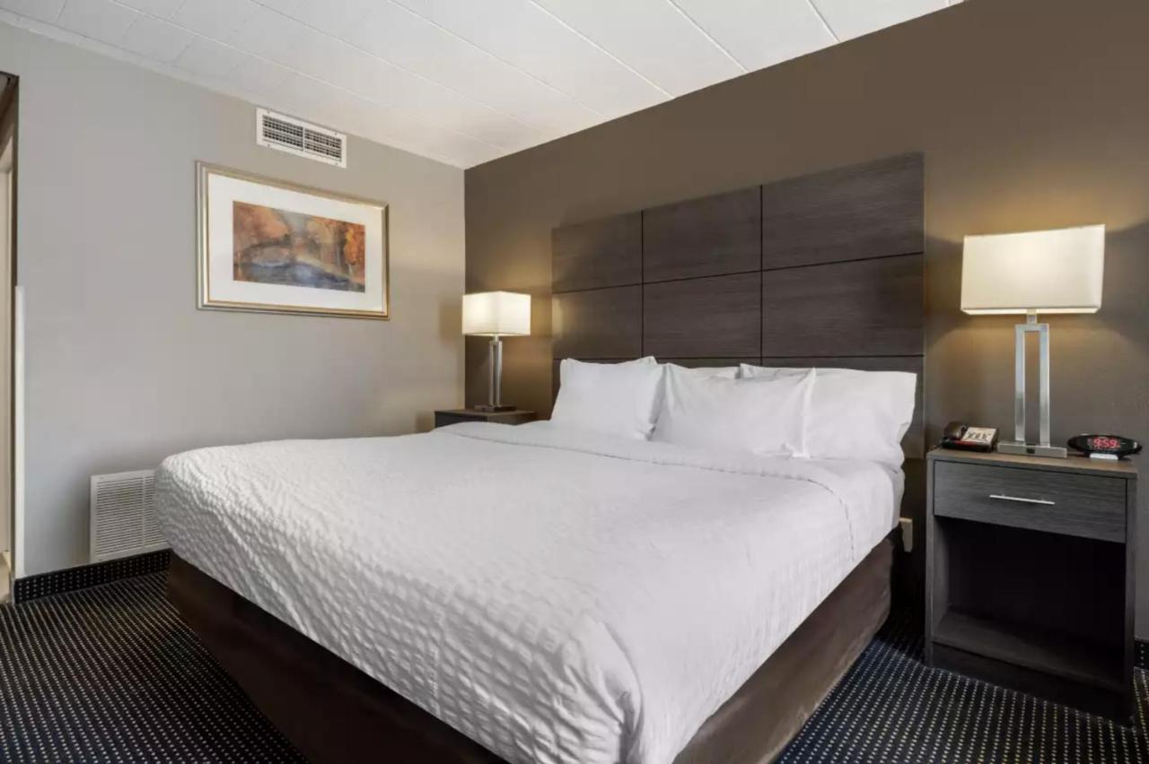 | Charming Rooms with Bath, NEW CUMBERLAND - SK