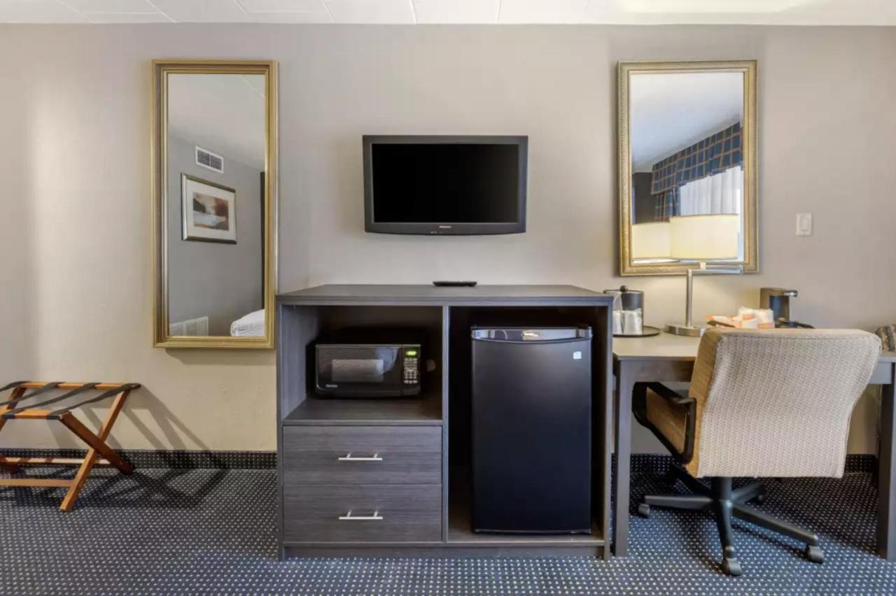 | Charming Rooms with Bath, NEW CUMBERLAND - SK