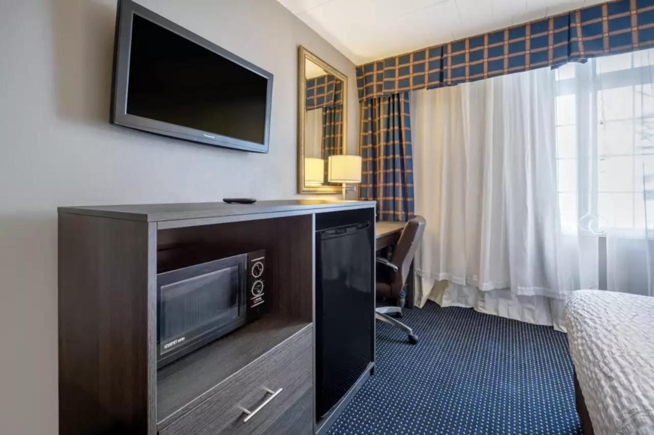 | Charming Rooms with Bath, NEW CUMBERLAND - SK