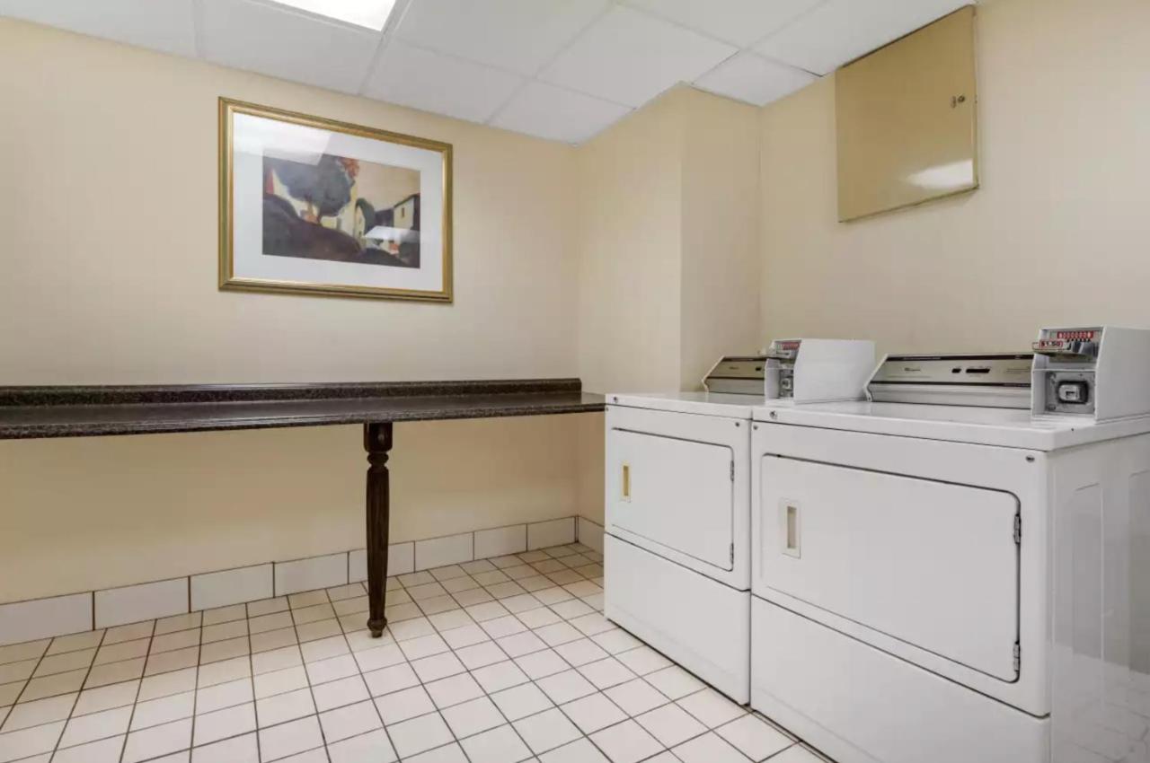 | Charming Rooms with Bath, NEW CUMBERLAND - SK