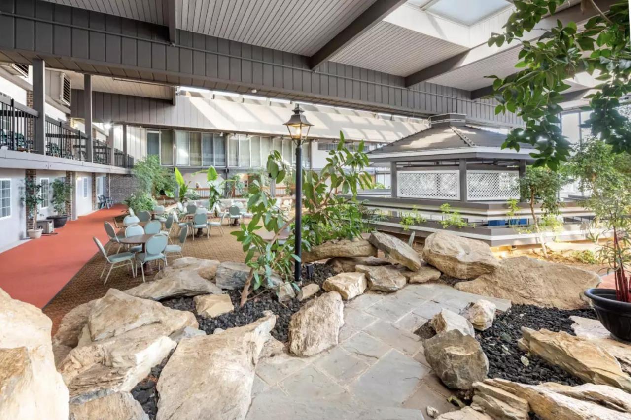 | Charming Rooms with Bath, NEW CUMBERLAND - SK