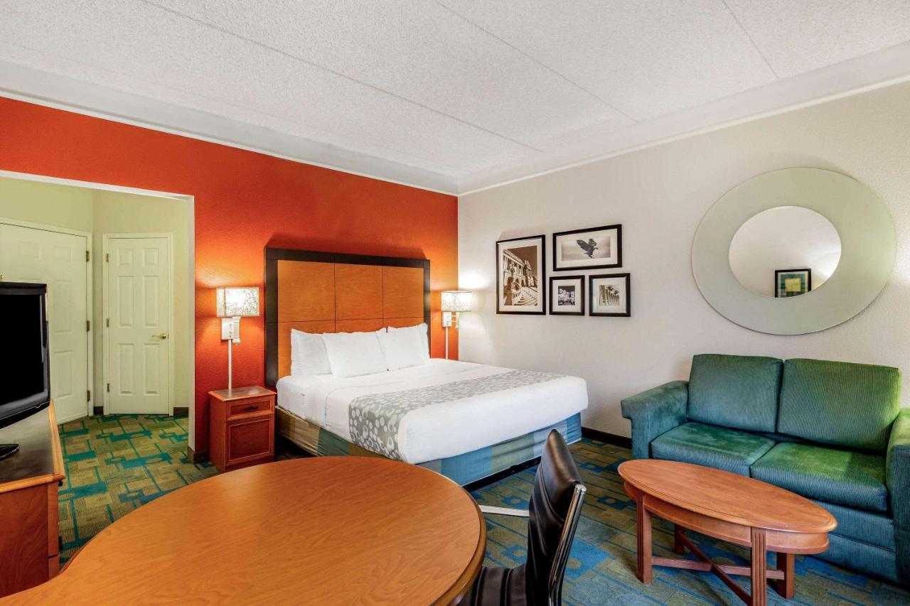 Executive King Room at La Quinta Inn & Suites by Wyndham Fremont / Silicon Valley