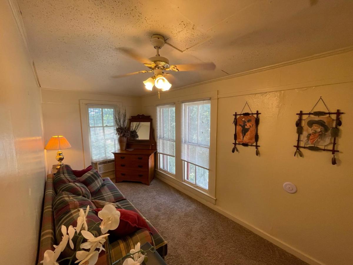 | Carriage Inn - Utopia Suite 4