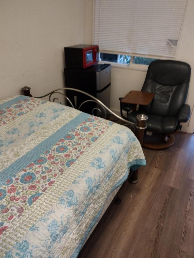 | Room in Lodge - Shasta Motel in Turlock, Ca