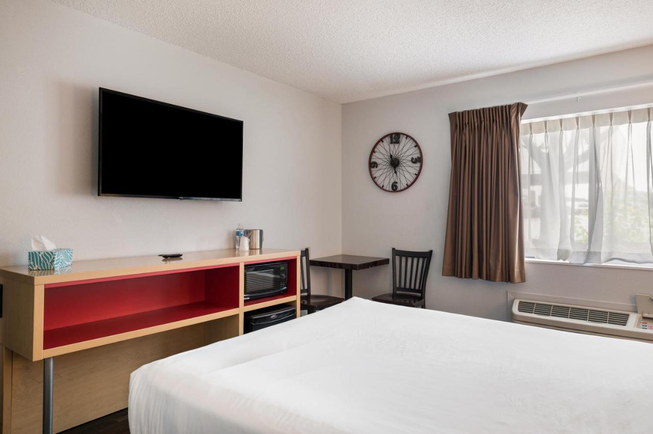 Queen Room - Disability Access at Red Lion Inn & Suites Ontario