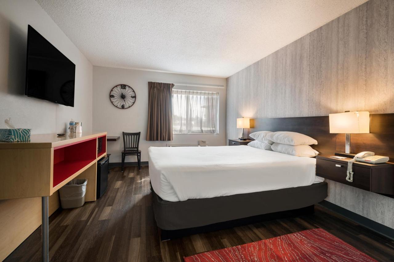 Queen Room - Disability Access at Red Lion Inn & Suites Ontario