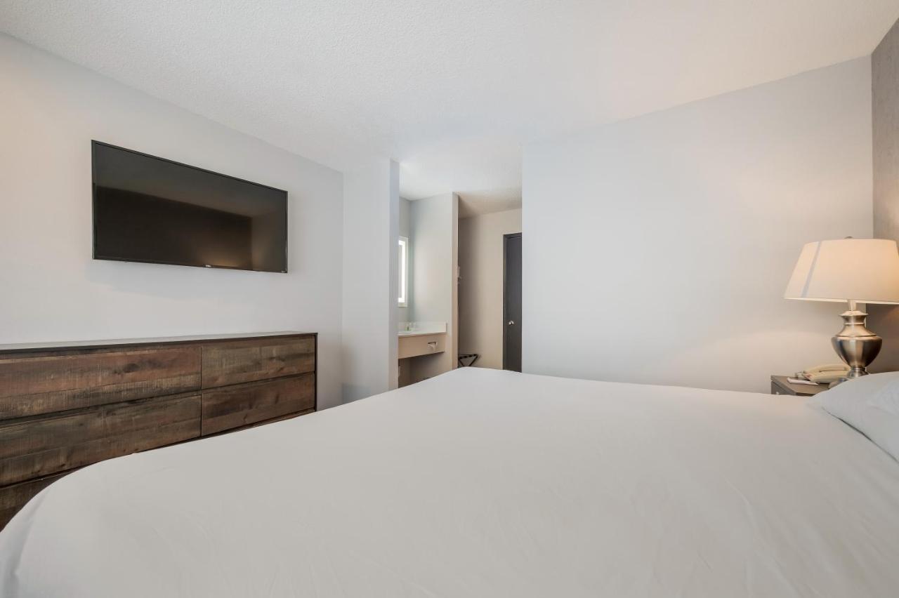 King Suite at Red Lion Inn & Suites Ontario