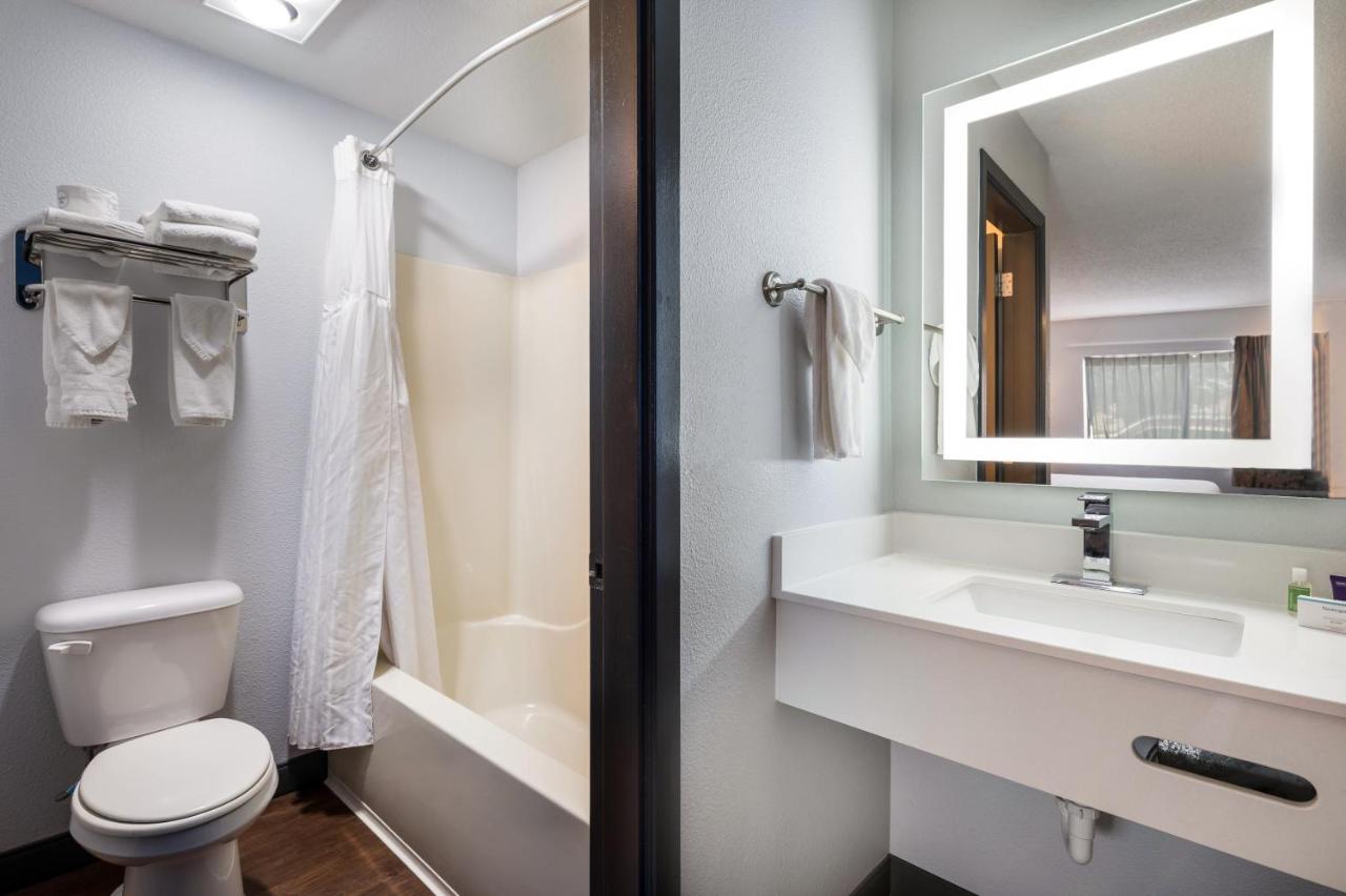 King Suite with Spa Bath at Red Lion Inn & Suites Ontario