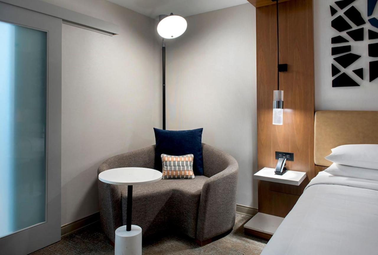 King Room with City View - Club Lounge Access at Marriott Springfield Downtown