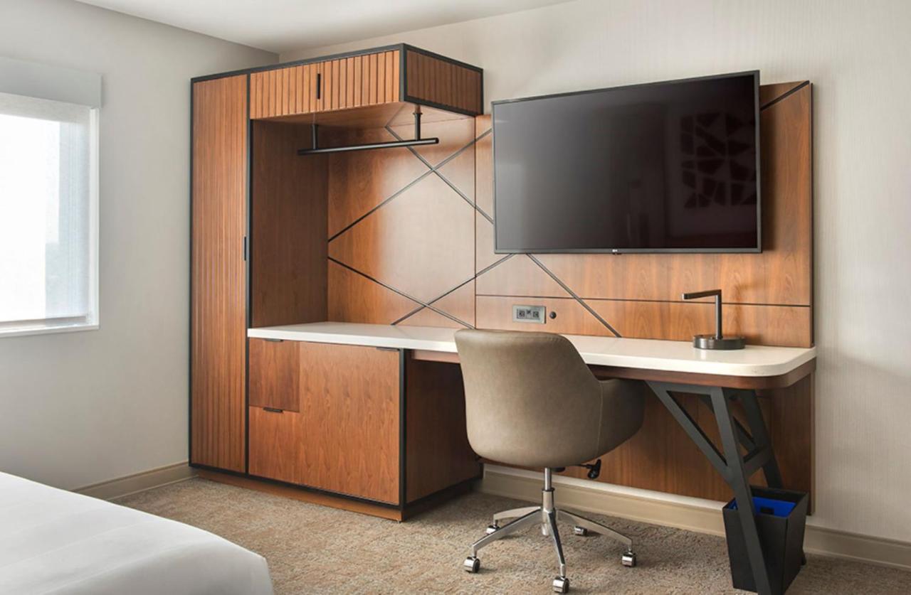 King Room with City View - Club Lounge Access at Marriott Springfield Downtown