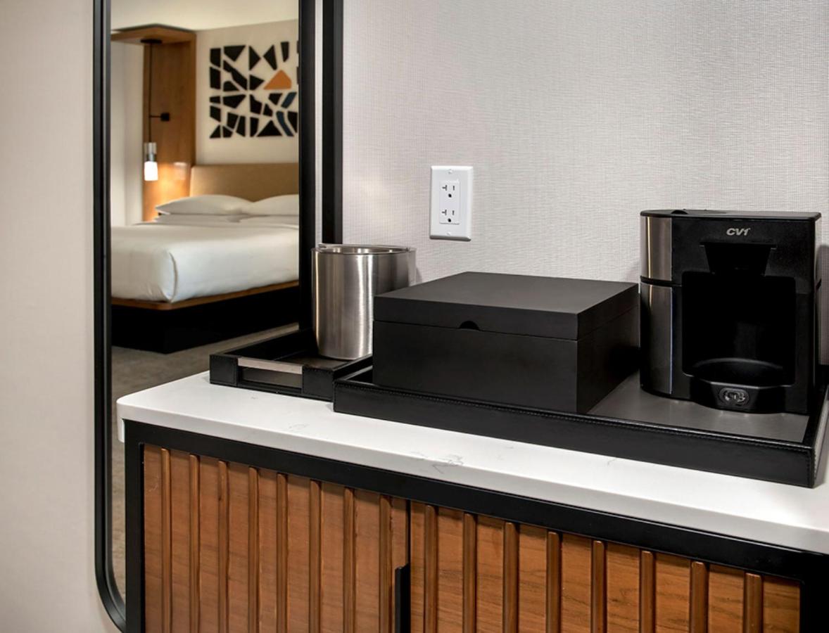 King Room with City View - Club Lounge Access at Marriott Springfield Downtown