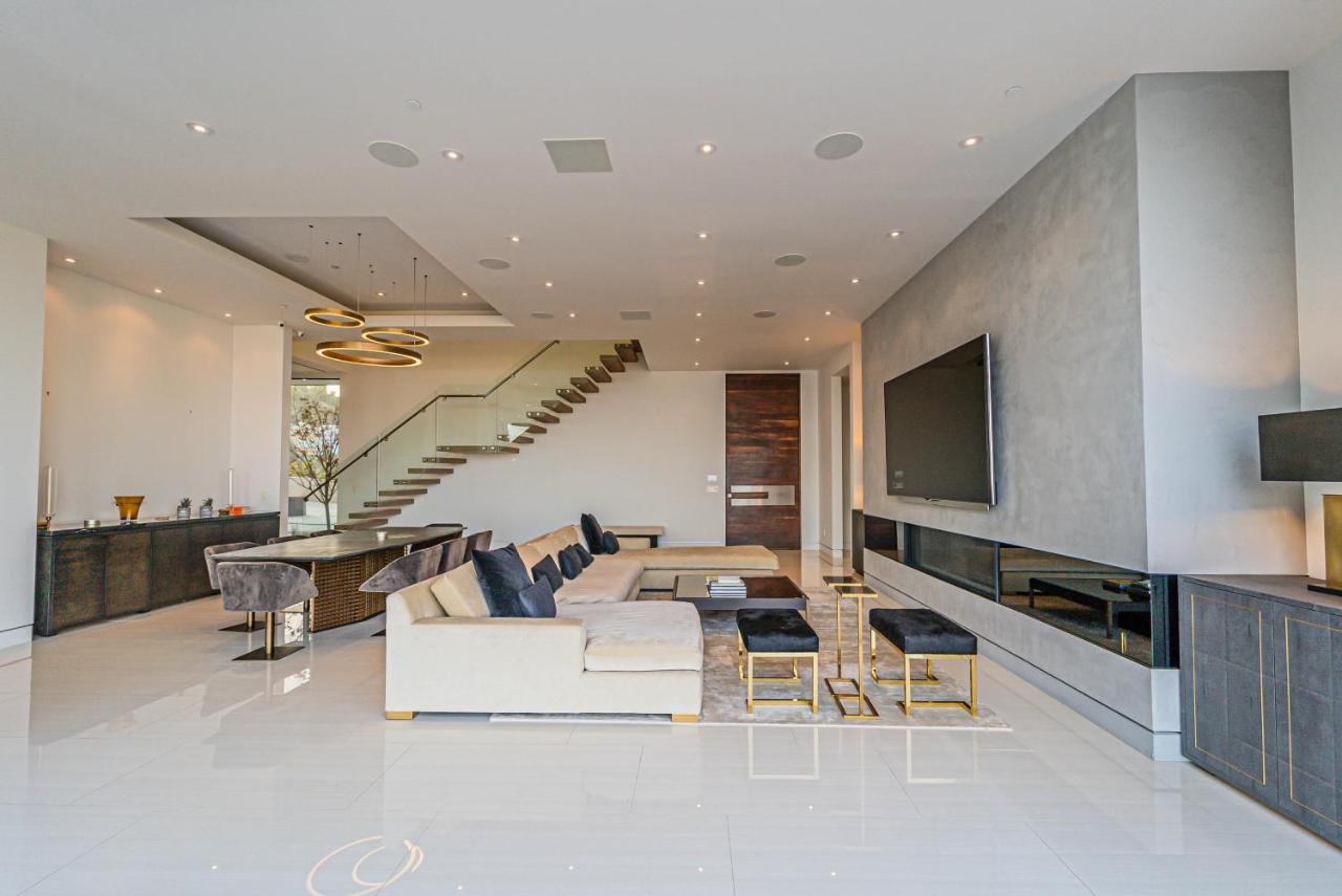 | Hollywood Hills Modern Villa With Explosive Views
