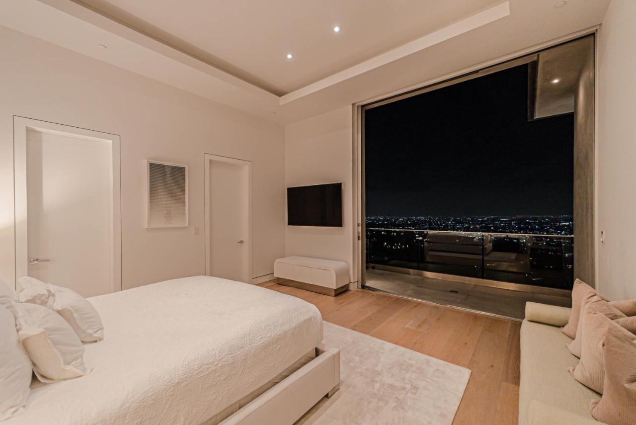 | Hollywood Hills Modern Villa With Explosive Views