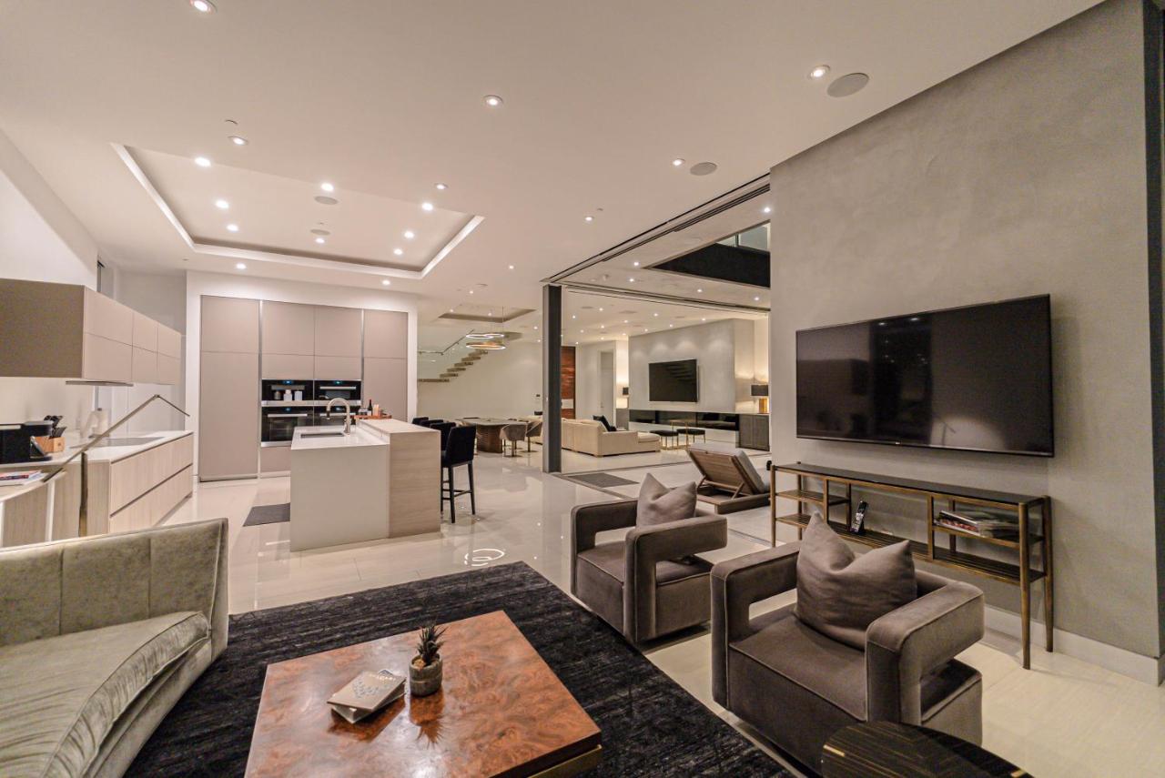 | Hollywood Hills Modern Villa With Explosive Views