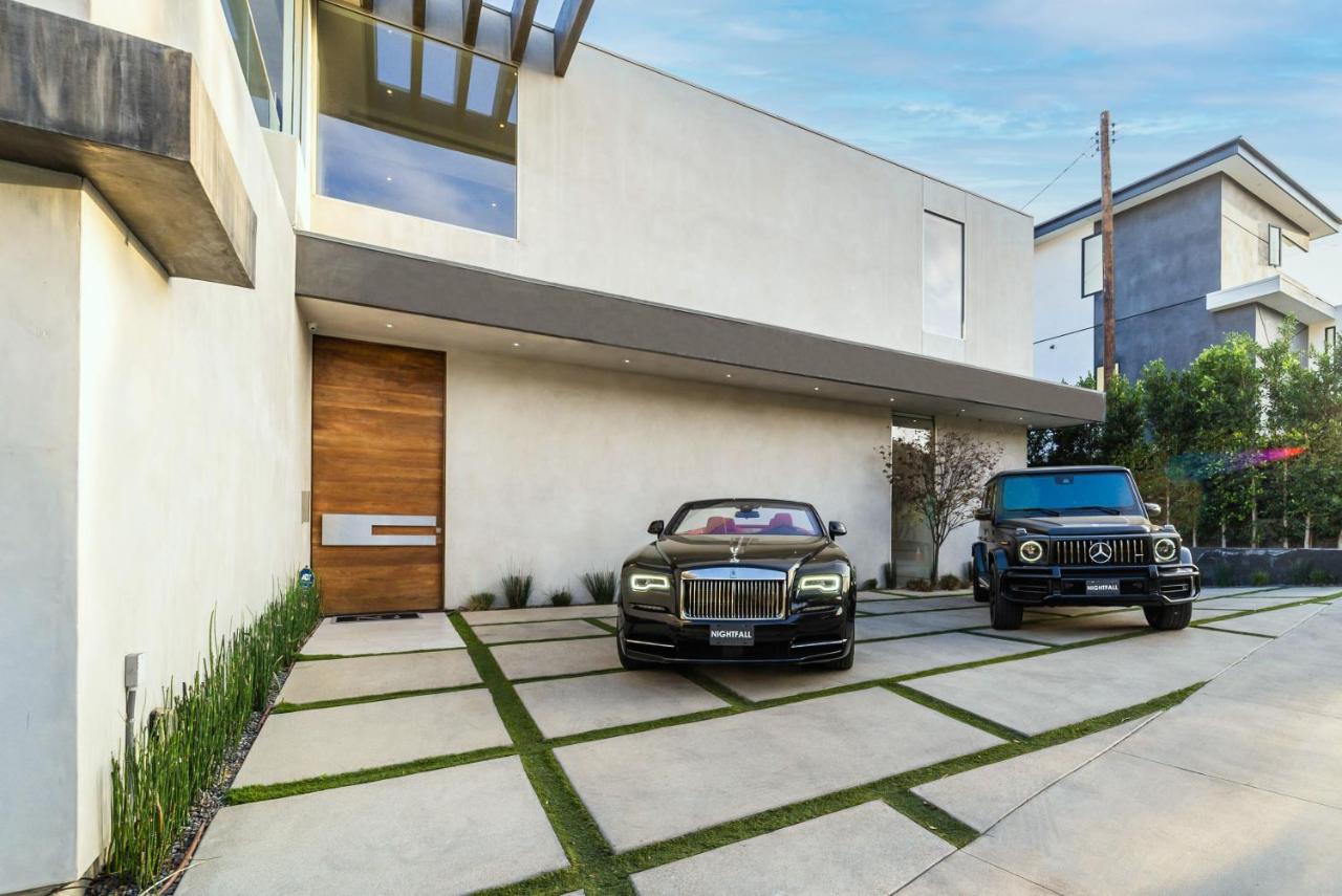 | Hollywood Hills Modern Villa With Explosive Views