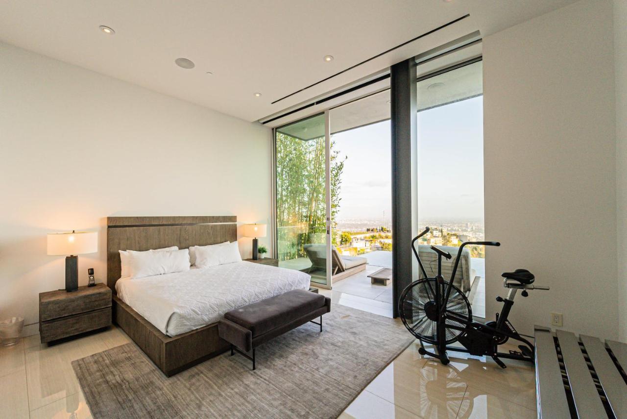 | Hollywood Hills Modern Villa With Explosive Views